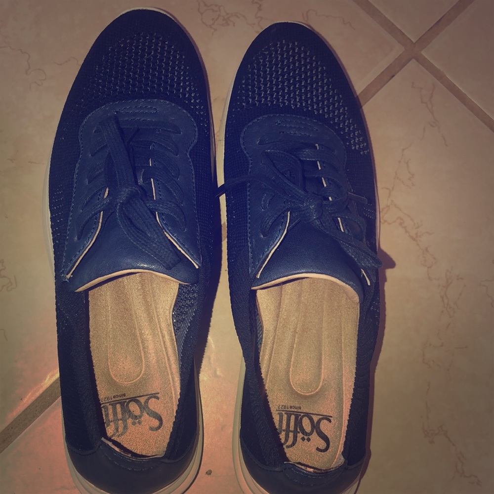 Walking shoes